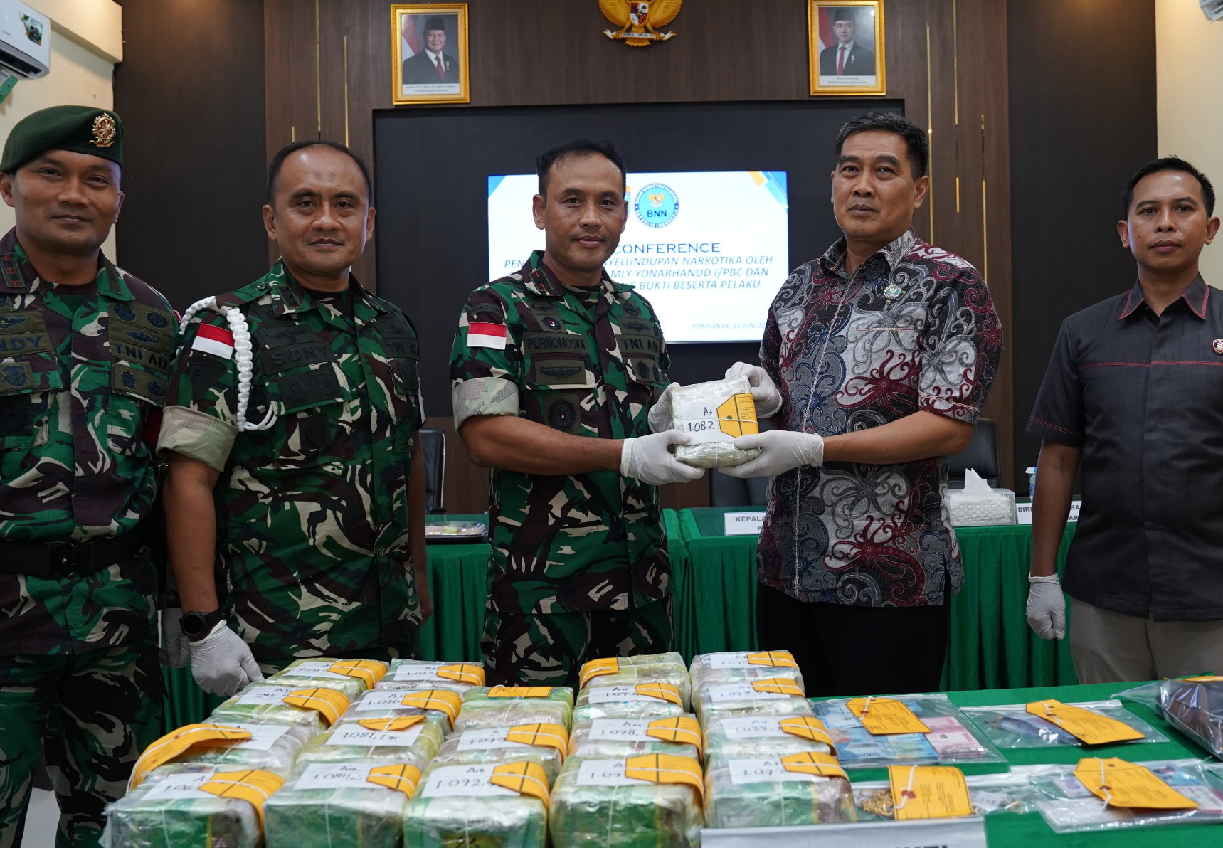 Gagalkan Peredaran Narkoba Skala Besar, Kodam XII/Tpr Amankan 21,4 Kg Sabu dan Serahkan WNA Malaysia ke BNNP Kalbar
