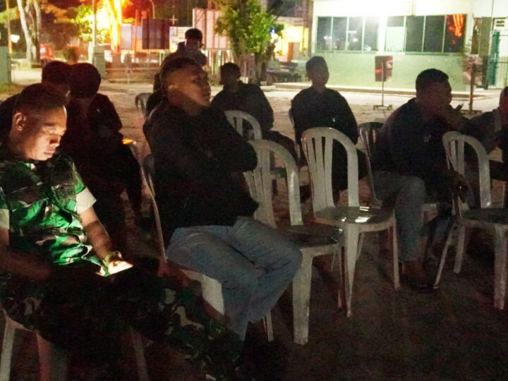 Personel Kodim 1015/Sampit Nobar Piala Dunia 2026 Bersama Masyarakat