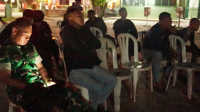 Personel Kodim 1015/Sampit Nobar Piala Dunia 2026 Bersama Masyarakat