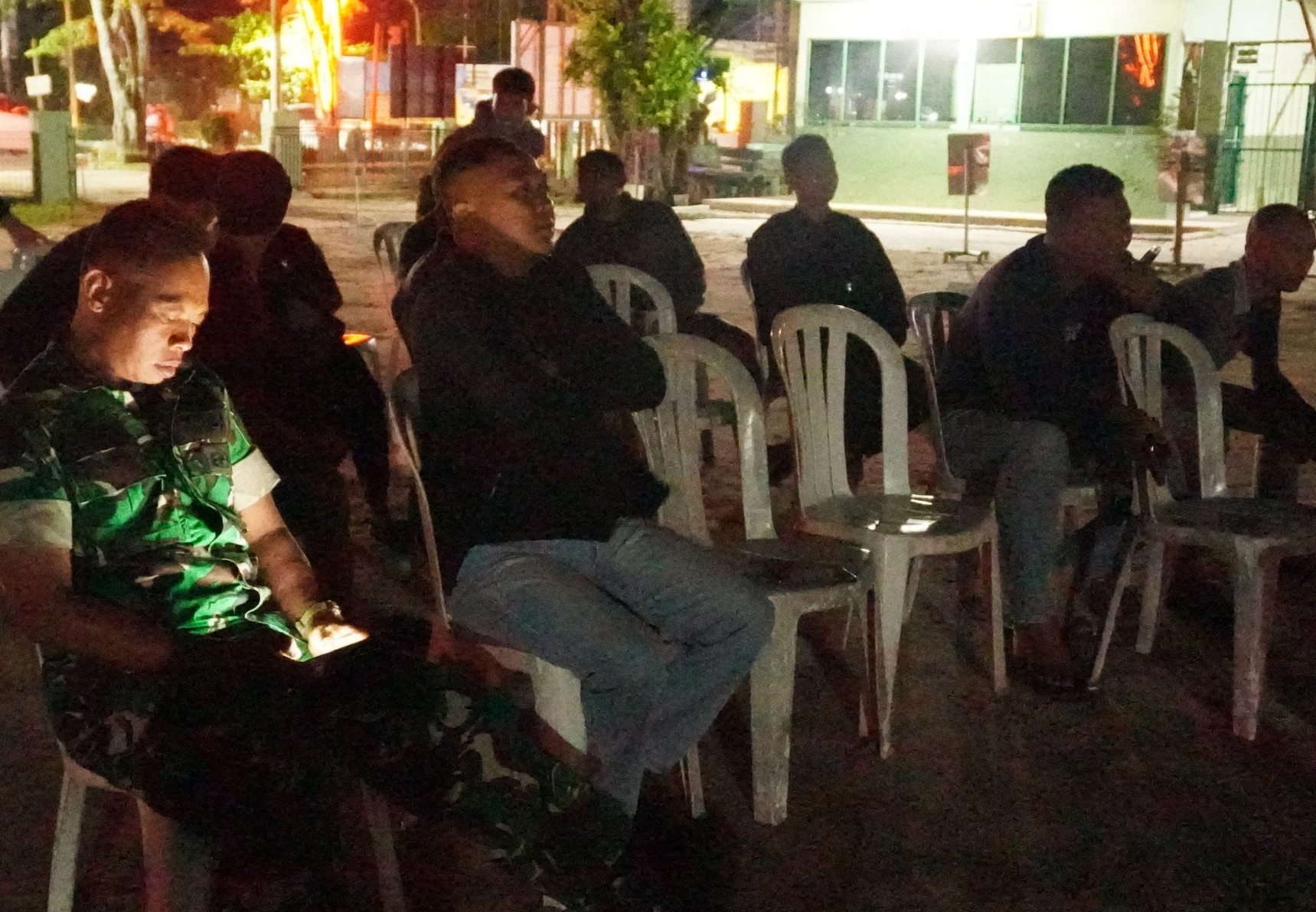 Personel Kodim 1015/Sampit Nobar Piala Dunia 2026 Bersama Masyarakat