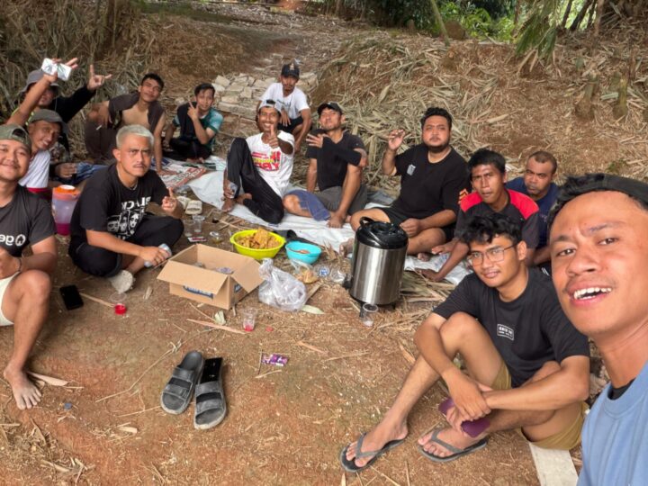 Warga Pesona Kahuripan 10 Blok E Gotong Royong Untuk Pembuatan Lapangan Badminton