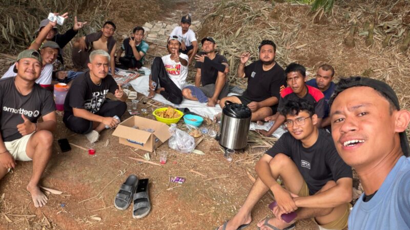 Warga Pesona Kahuripan 10 Blok E Gotong Royong Untuk Pembuatan Lapangan Badminton