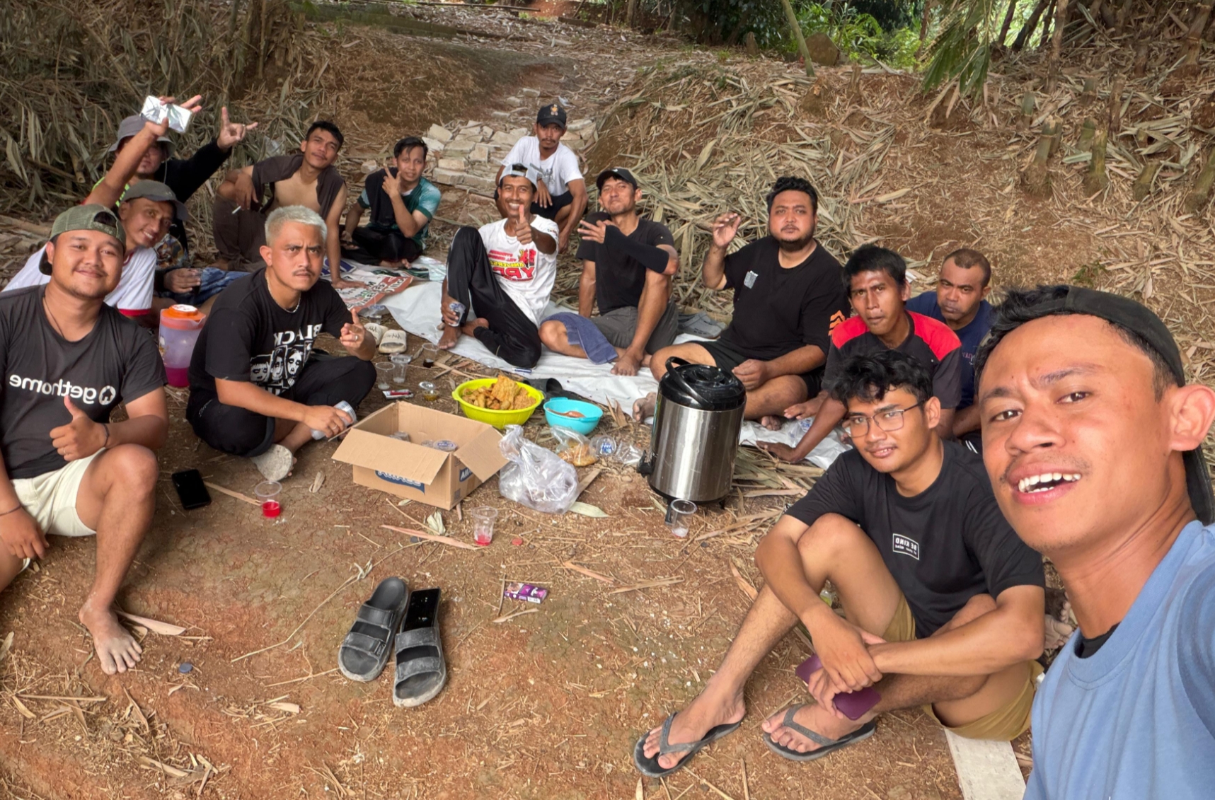 Warga Pesona Kahuripan 10 Blok E Gotong Royong Untuk Pembuatan Lapangan Badminton