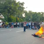“Warga Surabaya Aksi Turun ke Jalan” di Depan Grahadi, Suarakan 11 Tuntutan