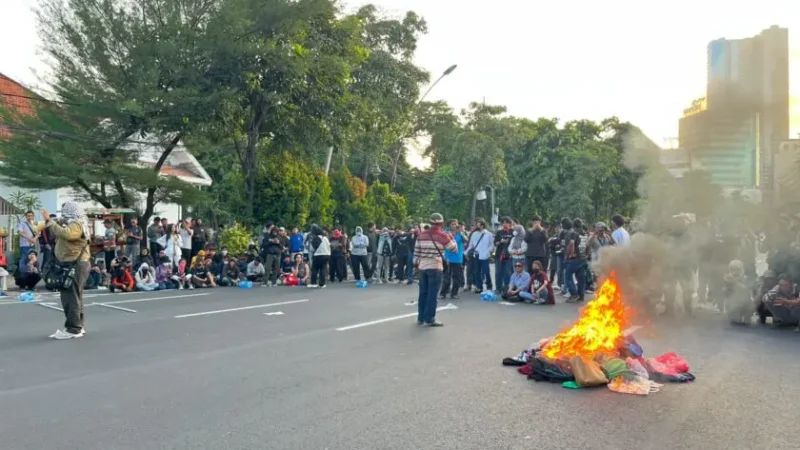 “Warga Surabaya Aksi Turun ke Jalan” di Depan Grahadi, Suarakan 11 Tuntutan