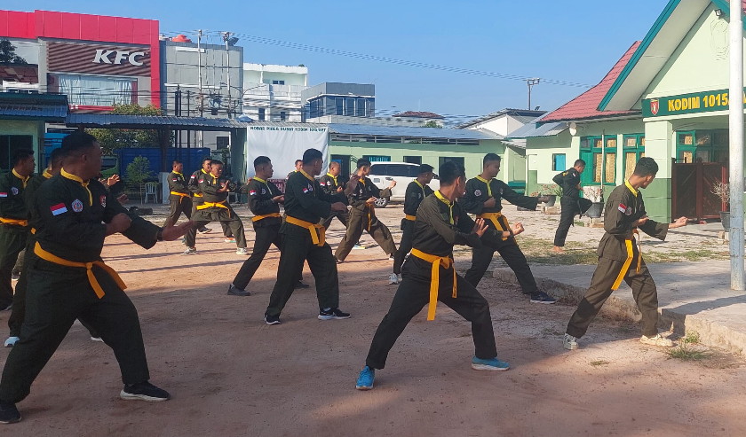 Tingkatkan Profesionalisme Prajurit, Kodim 1015/Sampit Gelar Latihan Pencak Silat Militer
