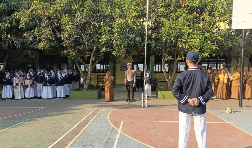 Jadi Pembina Upacara di SMPN 2 Panongan, Kasat Lantas Polresta Tangerang Edukasi Pelajar soal Aturan Sepeda Listrik di Jalan Raya