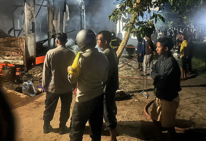 Polsek Kota Besi Cek dan Olah TKP Kebakaran Satu Rumah di Desa Bejarum