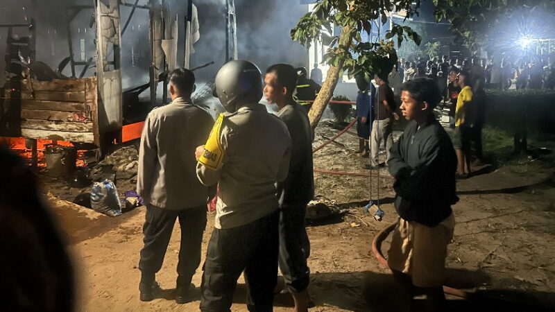 Polsek Kota Besi Cek dan Olah TKP Kebakaran Satu Rumah di Desa Bejarum