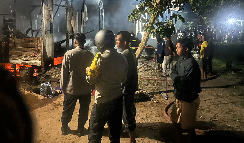 Polsek Kota Besi Cek dan Olah TKP Kebakaran Satu Rumah di Desa Bejarum