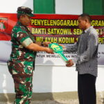 Wujud Kemanunggalan TNI, Dandim 1015/Sampit Serahkan Kunci Rumah Hasil Rehab RTLH kepada Bapak Mazkur