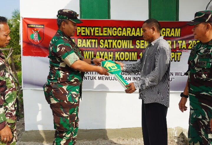Wujud Kemanunggalan TNI, Dandim 1015/Sampit Serahkan Kunci Rumah Hasil Rehab RTLH kepada Bapak Mazkur