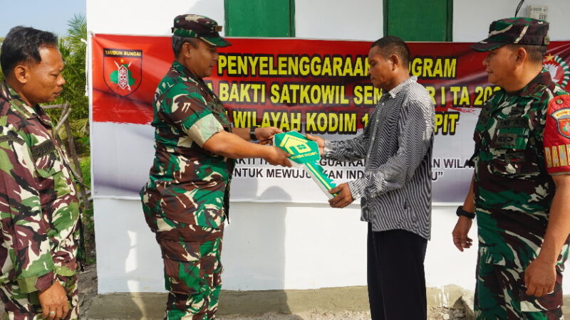 Wujud Kemanunggalan TNI, Dandim 1015/Sampit Serahkan Kunci Rumah Hasil Rehab RTLH kepada Bapak Mazkur