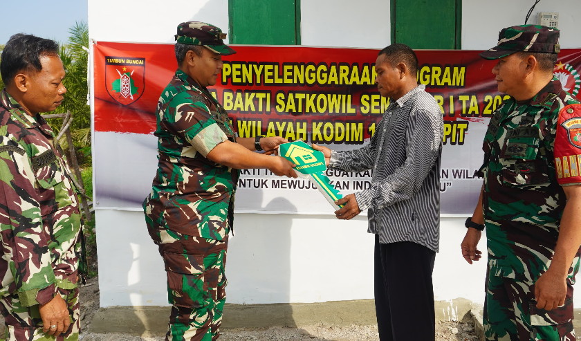 Wujud Kemanunggalan TNI, Dandim 1015/Sampit Serahkan Kunci Rumah Hasil Rehab RTLH kepada Bapak Mazkur