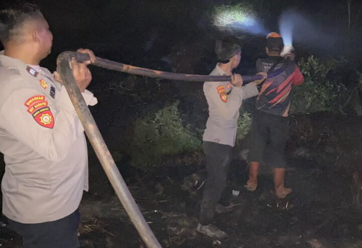 Sigap Tangani Karhutla, Sat Samapta Polres Kotim dan BPBD Padamkan Api di Baamang Hulu