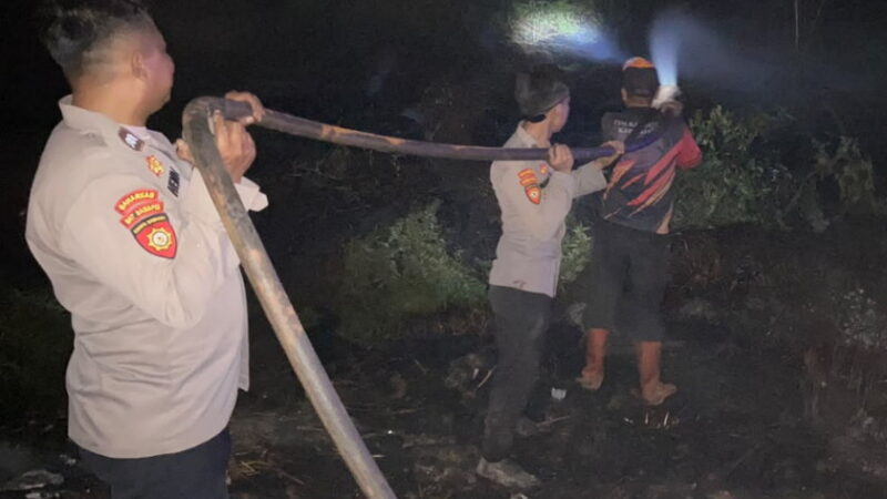 Sigap Tangani Karhutla, Sat Samapta Polres Kotim dan BPBD Padamkan Api di Baamang Hulu