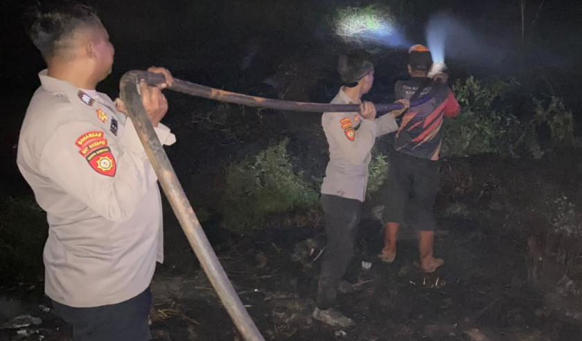 Sigap Tangani Karhutla, Sat Samapta Polres Kotim dan BPBD Padamkan Api di Baamang Hulu