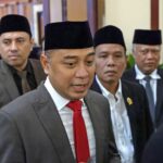 Pengurus RT/RW Se Kelurahan Tambak Wedi Ancam Kembalikan Stempel Terkait Pergantian Lurah, Wali Kota Surabaya Buka Suara