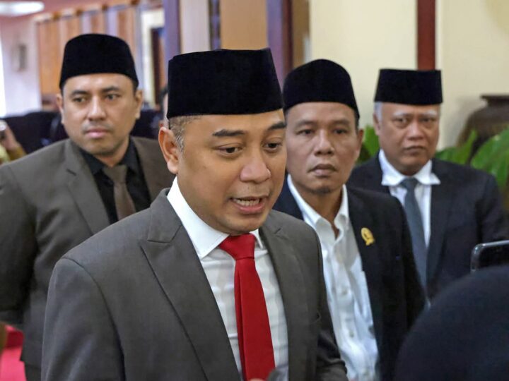 Pengurus RT/RW Se Kelurahan Tambak Wedi Ancam Kembalikan Stempel Terkait Pergantian Lurah, Wali Kota Surabaya Buka Suara