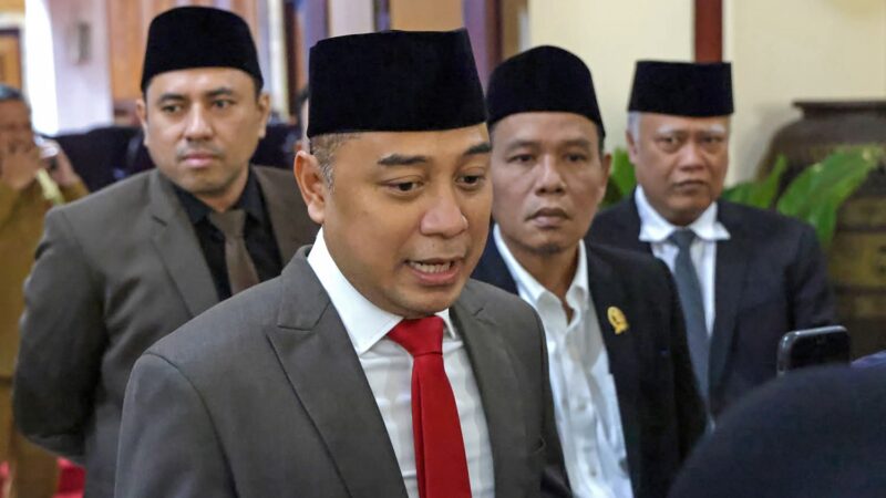 Pengurus RT/RW Se Kelurahan Tambak Wedi Ancam Kembalikan Stempel Terkait Pergantian Lurah, Wali Kota Surabaya Buka Suara