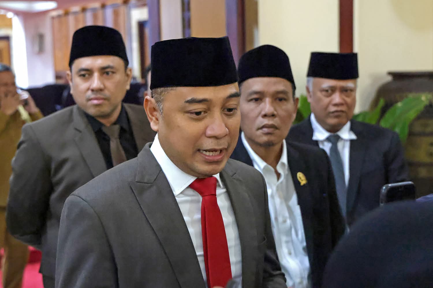 Pengurus RT/RW Se Kelurahan Tambak Wedi Ancam Kembalikan Stempel Terkait Pergantian Lurah, Wali Kota Surabaya Buka Suara