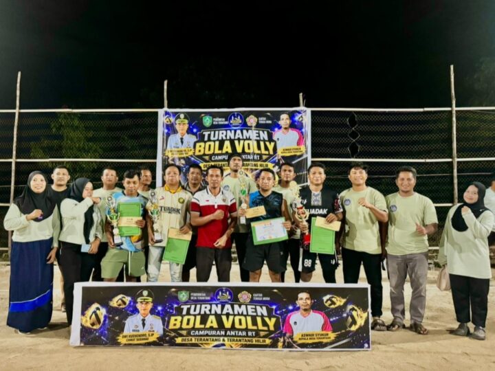 Sambut Antusiasme Warga, Tim RT 7 Desa Terantang Raih Juara 1 Turnamen Voli Campuran Antar-RT