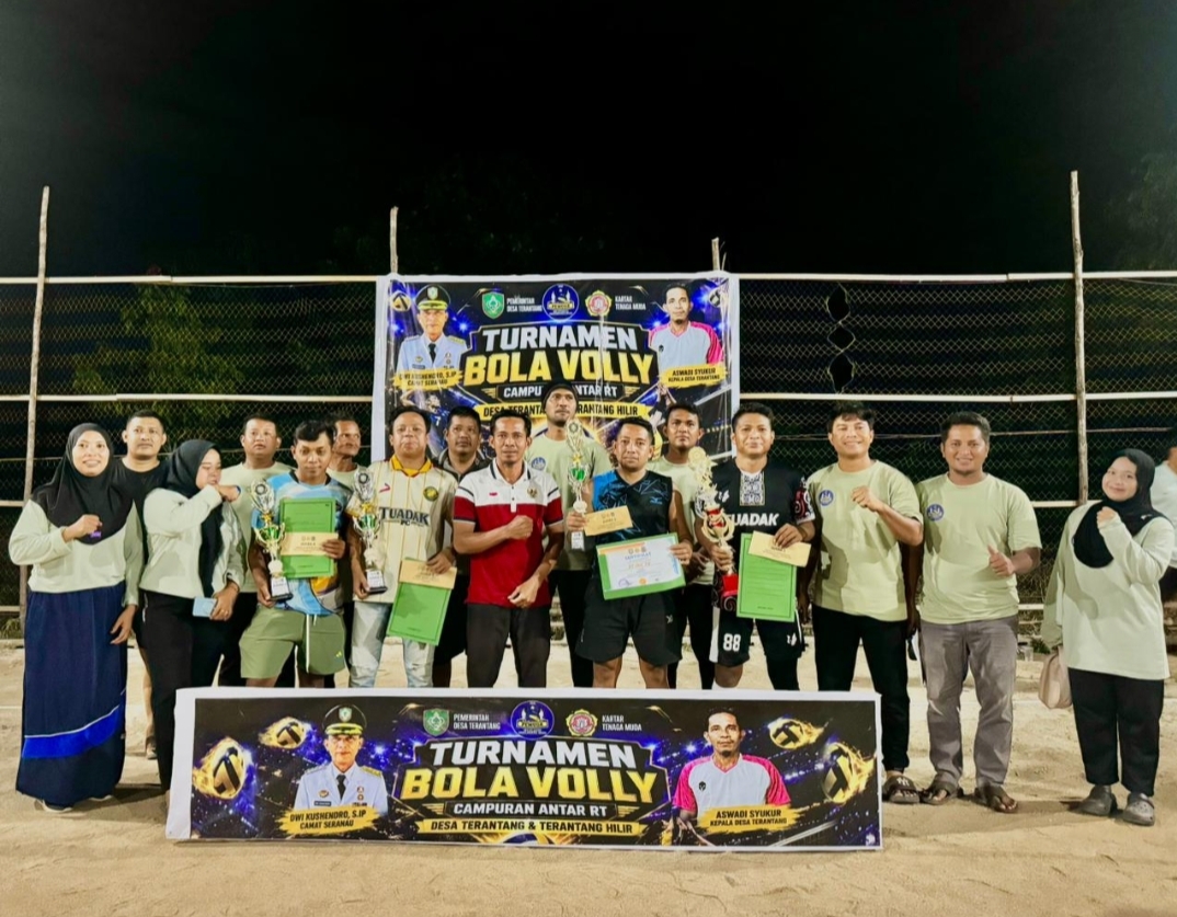 Sambut Antusiasme Warga, Tim RT 7 Desa Terantang Raih Juara 1 Turnamen Voli Campuran Antar-RT