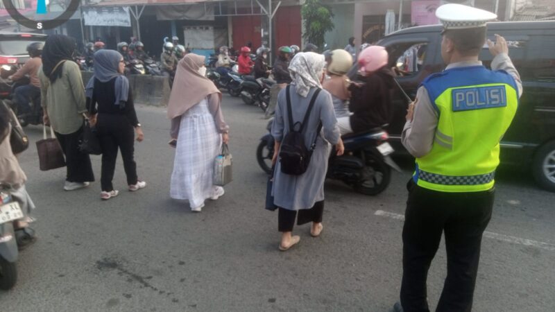 Aiptu Asep Kusheri Atur Arus Lalu Lintas Pagi, Wujudkan Kelancaran Aktivitas Warga di Cikupa
