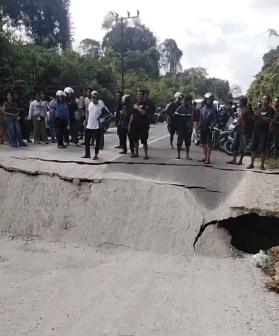 Box Culvert Ambruk di Jalan Cilik Riwut Km 11 Katingan, Jalur Trans Kalimantan Lumpuh Total