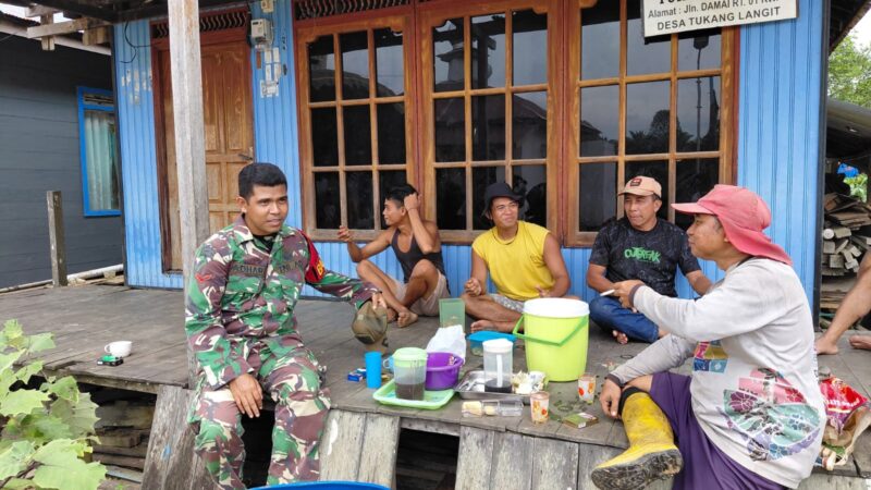 Jalin Keakraban, Babinsa Koramil 1015-08/Mentaya Hulu Rutin Pantau Wilayah Binaan