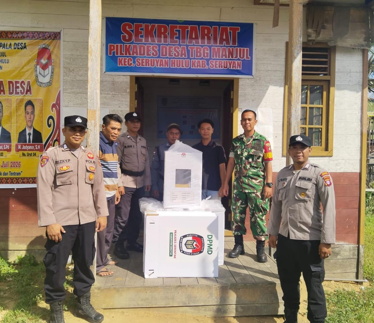 Kawal Demokrasi, Personel Kodim 1015/Sampit Amankan Distribusi Kotak Suara Pilkades Seruyan Kotawaringin