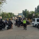 Urai Kepadatan Jam Kerja, Polsek Pasar Kemis Gelar Pengaturan Lalu Lintas di Perempatan Jembatan Kuning