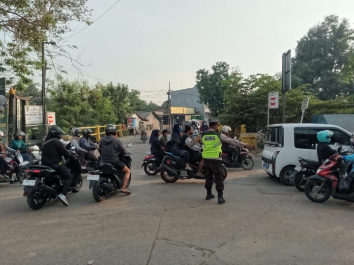 Urai Kepadatan Jam Kerja, Polsek Pasar Kemis Gelar Pengaturan Lalu Lintas di Perempatan Jembatan Kuning