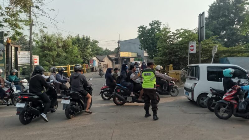 Urai Kepadatan Jam Kerja, Polsek Pasar Kemis Gelar Pengaturan Lalu Lintas di Perempatan Jembatan Kuning