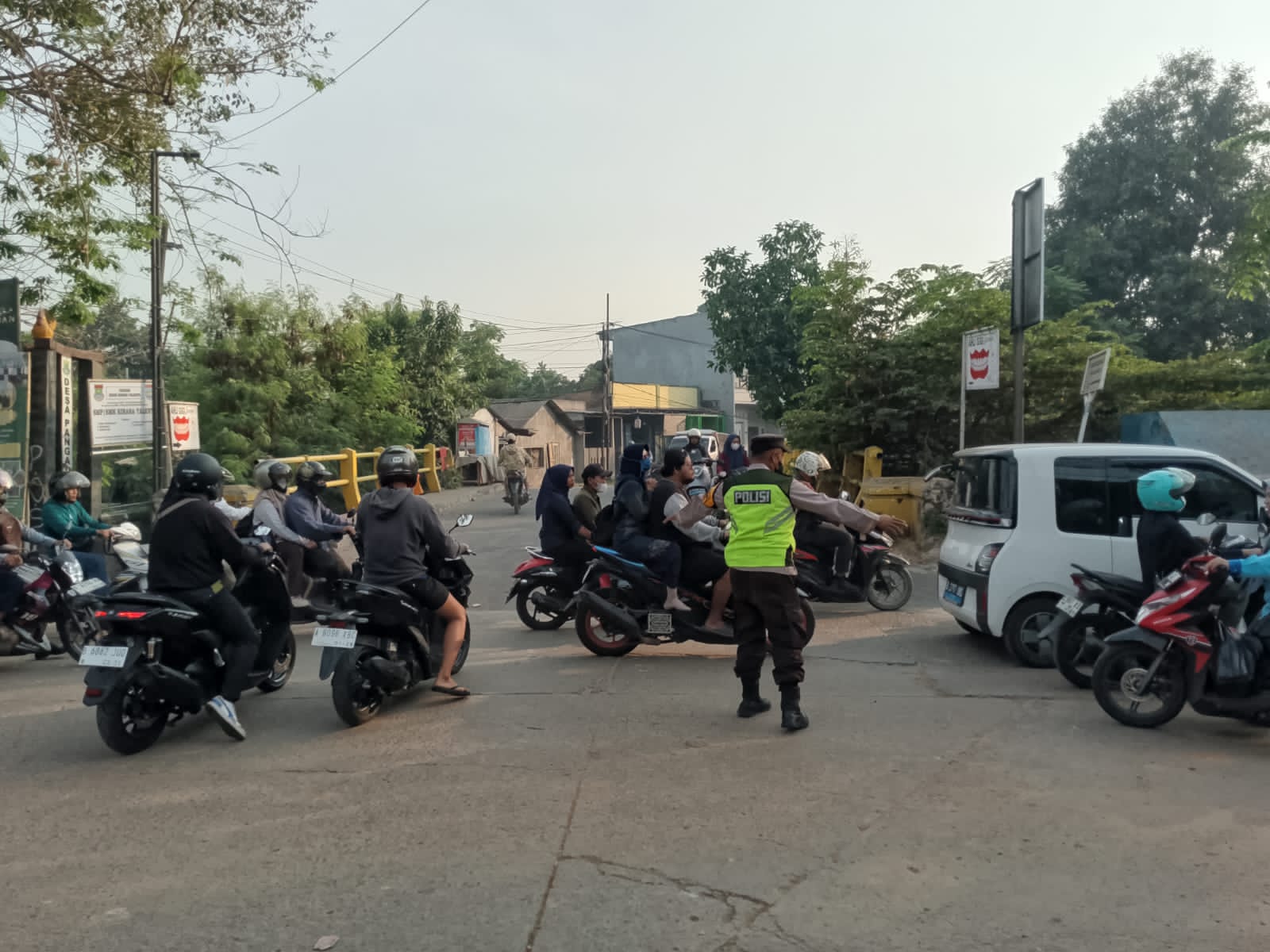Urai Kepadatan Jam Kerja, Polsek Pasar Kemis Gelar Pengaturan Lalu Lintas di Perempatan Jembatan Kuning