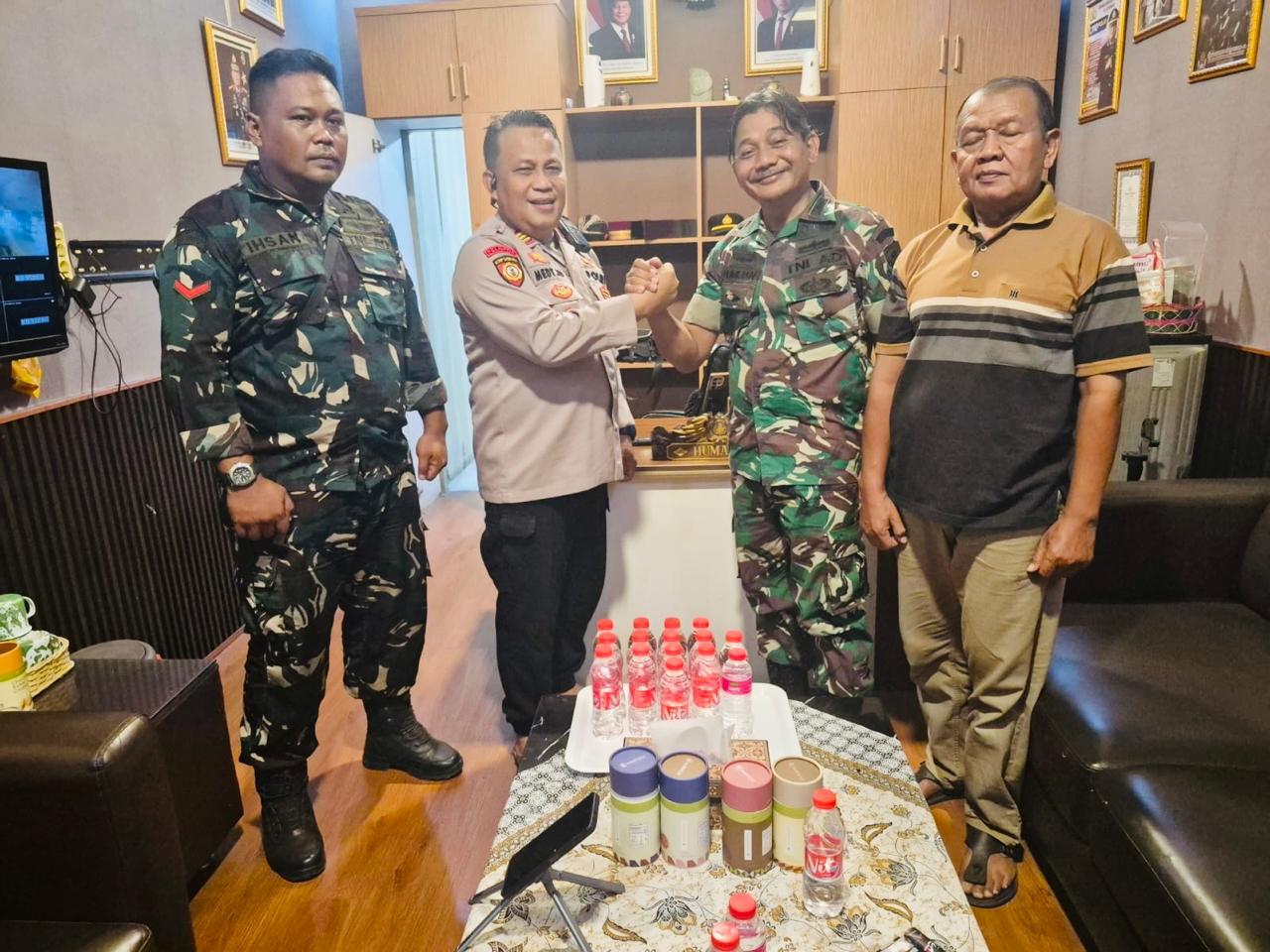 Bangun Komunikasi dan Kekompakan, Kapolsek Pasar Kemis Pererat Sinergi Bersama Danramil 11/Pasar Kemis
