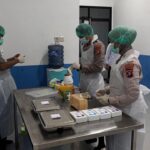 Jamin Keamanan Pangan, Si Dokkes Polres Kotim Periksa Kandungan Zat Berbahaya pada Makanan SPPG