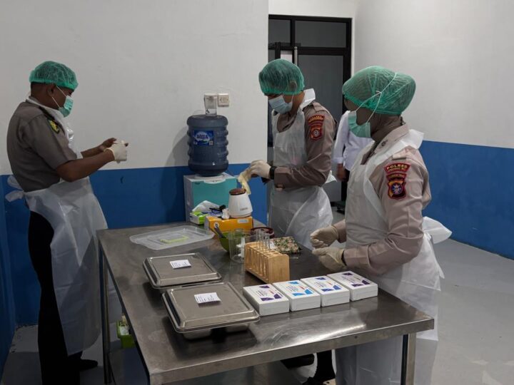 Jamin Keamanan Pangan, Si Dokkes Polres Kotim Periksa Kandungan Zat Berbahaya pada Makanan SPPG