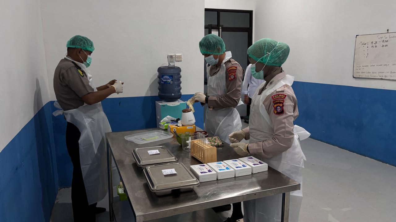 Jamin Keamanan Pangan, Si Dokkes Polres Kotim Periksa Kandungan Zat Berbahaya pada Makanan SPPG