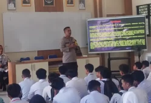 Kapolsek Kotawaringin Lama Melakukan Penyuluhan Kepada Siswa SMA 1 Kotawaringin Lama Tahun Ajaran 2026/2027.