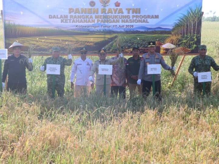 Kapolres Kotim Hadiri Panen Raya Padi Binaan TNI AD di Desa Lempuyang Kecamatan Teluk Sampit