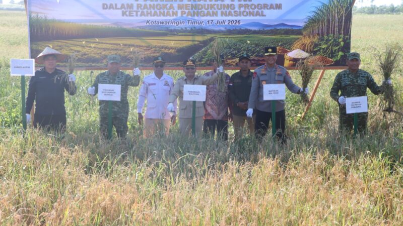 Kapolres Kotim Hadiri Panen Raya Padi Binaan TNI AD di Desa Lempuyang Kecamatan Teluk Sampit
