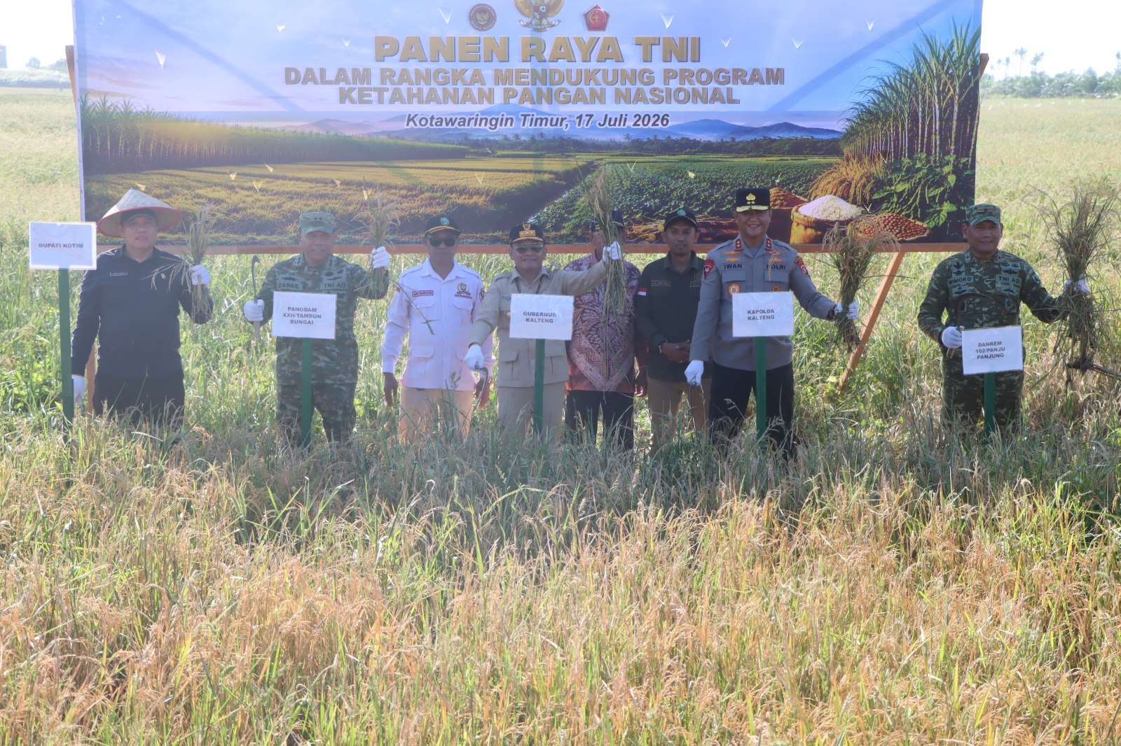 Kapolres Kotim Hadiri Panen Raya Padi Binaan TNI AD di Desa Lempuyang Kecamatan Teluk Sampit