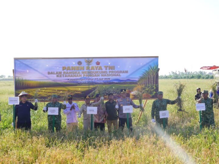 Perkuat Ketahanan Pangan Nasional, Dandim 1015/Sampit Dampingi Pangdam XXII/TB, Gubernur, dan Kapolda Kalteng Hadiri Panen Raya Padi