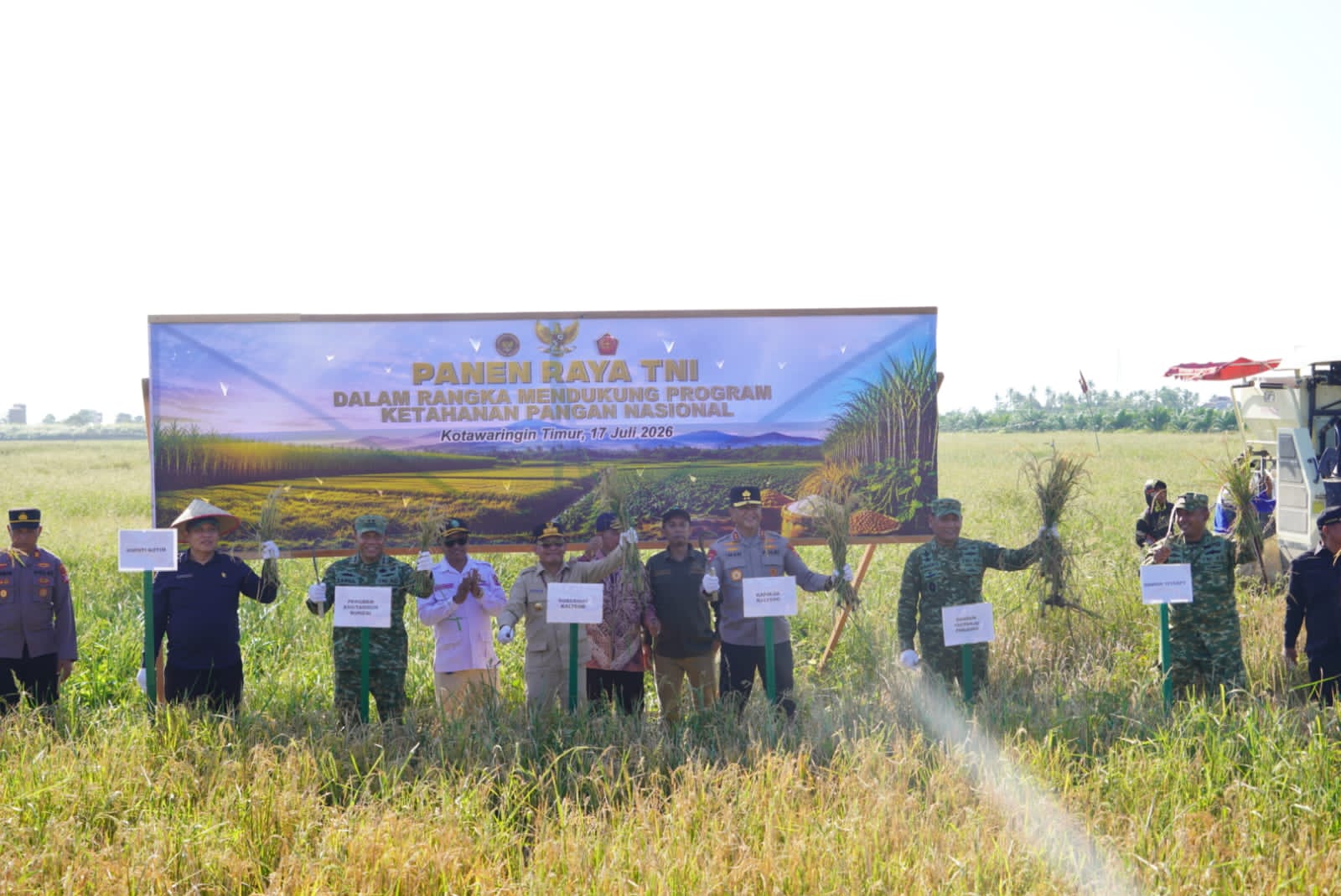 Perkuat Ketahanan Pangan Nasional, Dandim 1015/Sampit Dampingi Pangdam XXII/TB, Gubernur, dan Kapolda Kalteng Hadiri Panen Raya Padi