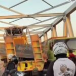 Truk Lowbed Angkut Alat Berat Bersenggolan dengan Dump Truck, Jembatan Bajarum Kotim Sempat Macet Total