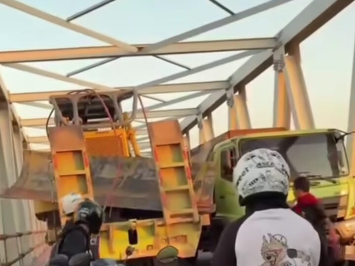 Truk Lowbed Angkut Alat Berat Bersenggolan dengan Dump Truck, Jembatan Bajarum Kotim Sempat Macet Total