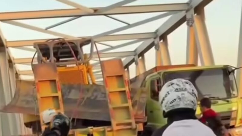 Truk Lowbed Angkut Alat Berat Bersenggolan dengan Dump Truck, Jembatan Bajarum Kotim Sempat Macet Total