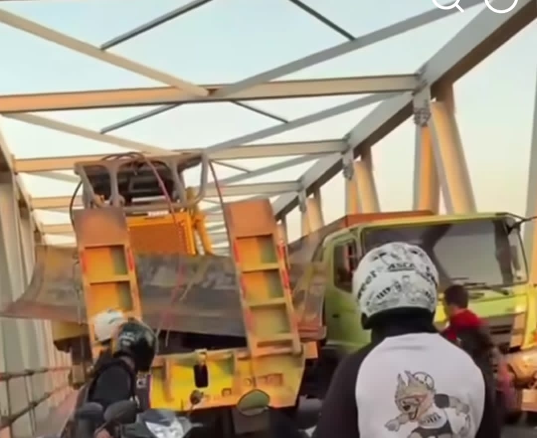 Truk Lowbed Angkut Alat Berat Bersenggolan dengan Dump Truck, Jembatan Bajarum Kotim Sempat Macet Total