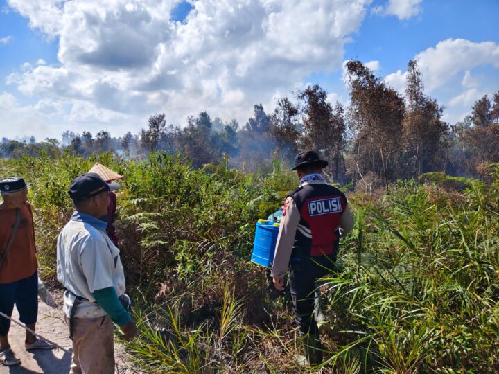 Cegah Karhutla Meluas, Polsek Sungai Sampit Bergerak Cepat Padamkan Titik Api di Lahan Kelompok Tani